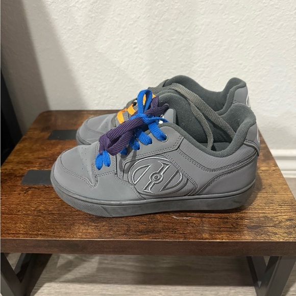 Heelys Gray Sneakers with Orange and Blue Laces roller blade - Picture 2 of 7